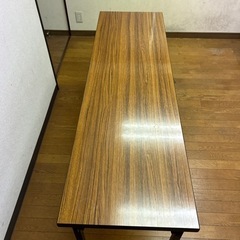 長いテーブルの画像