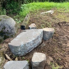 自然石　石イス　石テーブルの画像