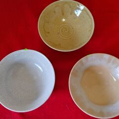 値下げ。格安中古未使用・短期使用茶道具　高級抹茶碗　夏目　ヒビ焼き灰無地２個、ベージュ１個、ｗ１５ｈ５，５ｃｍ、各１個価格、全３個　使用感無し。  　所在地と必要数量及び必要日をお知らせください。 　 　の画像
