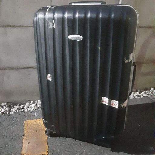 高級Samsonite 超軽量カーボン黒スーツケース75×45×30ぐらいです。