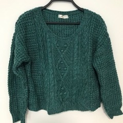 緑色ニットセーター