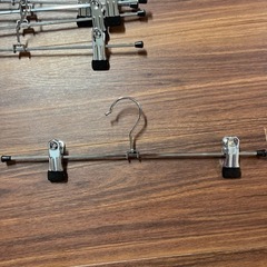 スカート・ズボン用ハンガー計17本　黒、赤、クリアの画像
