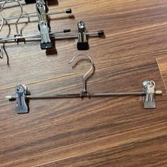 スカート・ズボン用ハンガー計17本　黒、赤、クリアの画像