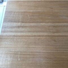 木目調のダイニングテーブルの画像