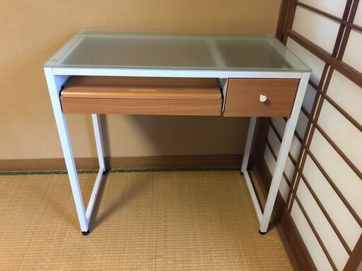 白いガラスのパソコンデスク