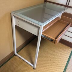 白いガラスのパソコンデスクの画像