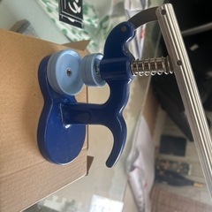 腕時計の裏蓋を閉める機械の画像