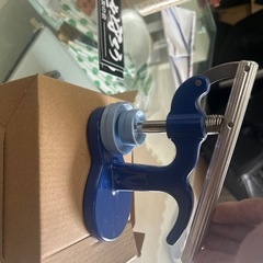 腕時計の裏蓋を閉める機械の画像