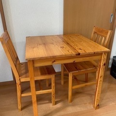 木のテーブルとイスのセット
