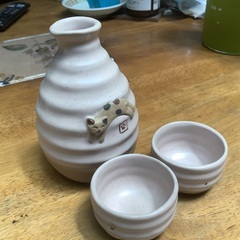 可愛い猫の酒器セットです。