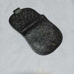 甲州印伝  二つ折財布  黒ローズ漆の画像
