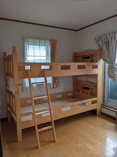 木製　二段ベッド　照明、宮付き