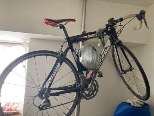 KUOTAのバイクとディスプレイポール