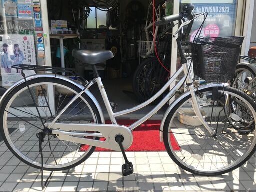26インチの銀のママチャリ　ウインドウ