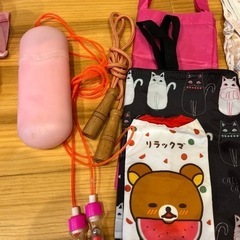 水筒3種、折りたたみ傘、下着などの画像
