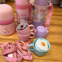 水筒3種、折りたたみ傘、下着など