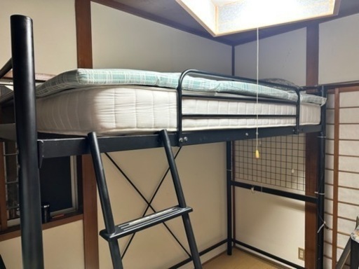 相談中黒のロフトベッド