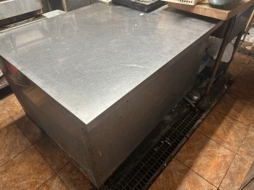 ステンレス調理台　中は棚になってます