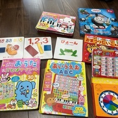 絵本、音のなる絵本、たいこ、時計、パズル、ピアノ