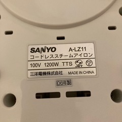 コードレスアイロンとアイロン台の画像