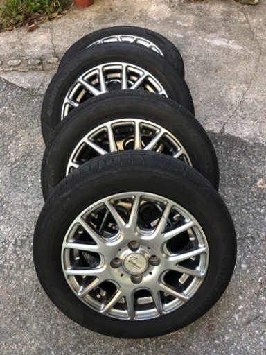 中古のアルミホイールとタイヤのセットです。