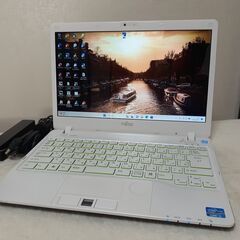 【取引中です】FUJITSU　LIFEBOOK　13.3インチ　小型・軽量　i3　6GB　SSD　カメラ　Office2021　Wi-Fi　マルチ　Windows11