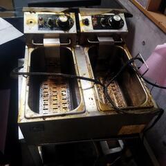 ステンレス台とフライヤーの画像