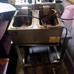 ステンレス台とフライヤーの画像