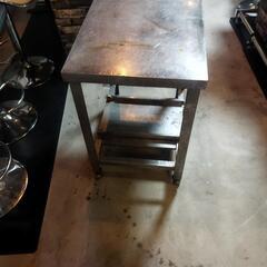 ステンレス台とフライヤーの画像