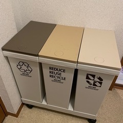 インテリア雑貨 ゴミ箱 ローラー付きの画像