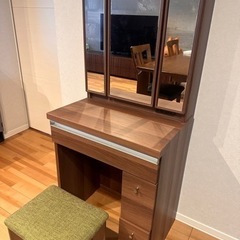 ドレッサーと椅子のセット