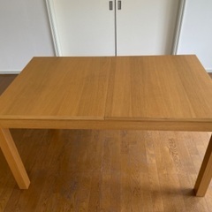 IKEA BJURSTA ビュースタ 伸長式テーブルの画像