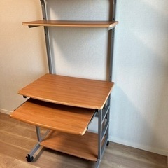 キャスター付きPCテーブルです