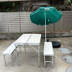 パラソルとテーブルセットの画像
