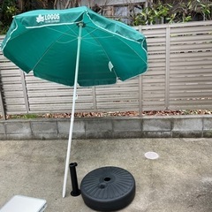 パラソルとテーブルセットの画像
