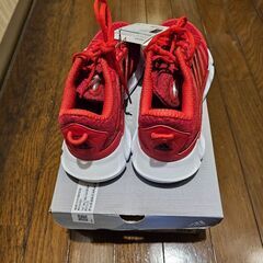 adidas　運動靴の画像