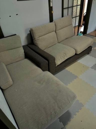 L型の3/4かけソファです。半年前に購入しましたけど引越しの為に必要な方に譲りたいと思います。全クッションにはチャックが付いてますのでカバー外して洗濯できます。洗濯してから譲ります。目だす汚れがありませんが使用感じがあります。必要な方いらっしゃいましたらお問い合わせのほうよろしくお願い致します。