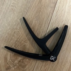 アコースティックギター　カポタスト、ピック付きの画像