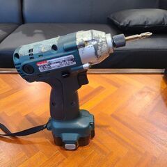 makita マキタ 充電式インパクトドライバー バッテリー2コ付き モデル6990Dの画像