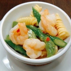 お惣菜のパッキング作業。の画像