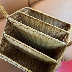 籐のマガジンラック　仕切り四つの画像