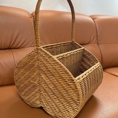 籐のマガジンラック　仕切り四つの画像