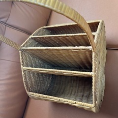 籐のマガジンラック　仕切り四つの画像