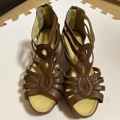 ブラウンのサンダル