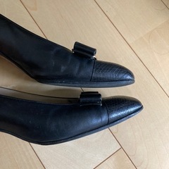 フェラガモ　チャンキーヒール　パンプスの画像