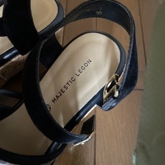 マジェスティクレゴンのサンダル　黒の画像