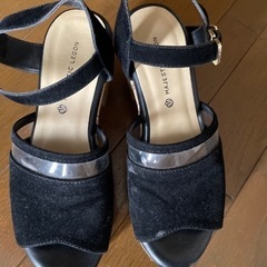 マジェスティクレゴンのサンダル　黒の画像