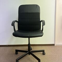 ひじ掛け付きオフィスチェアの画像
