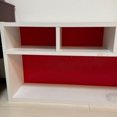 本棚赤と白のコントラストがかわいいの画像