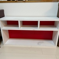 本棚赤と白のコントラストがかわいい